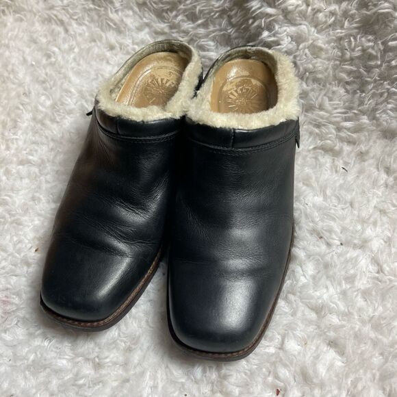UGG Black leather clog sheepskin lining rubber soles size8 - Picture 2 of 9